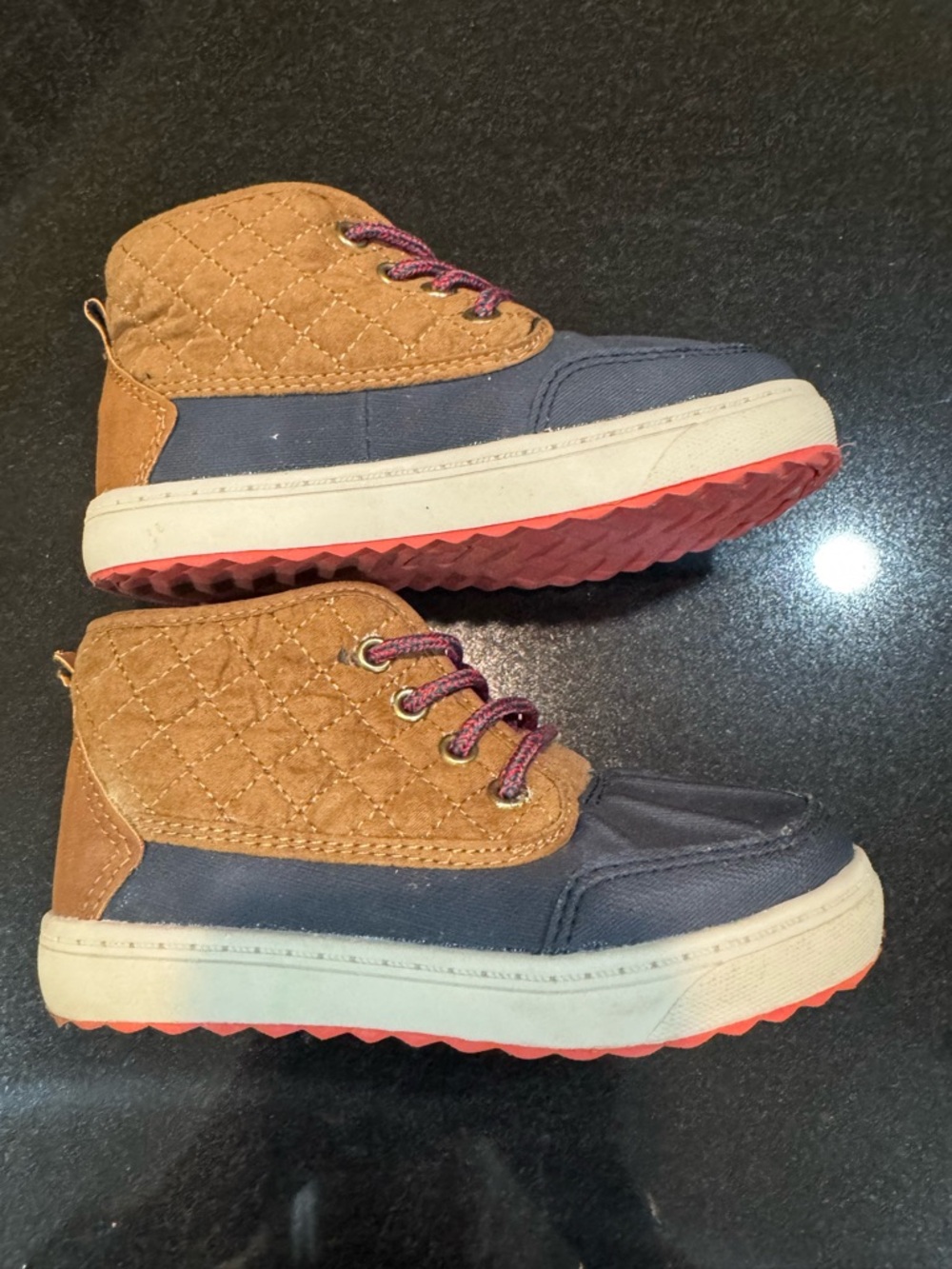 Oshkosh toddler duck  boots. Quilted micro fiber upper and rubber toes. Size 10.
